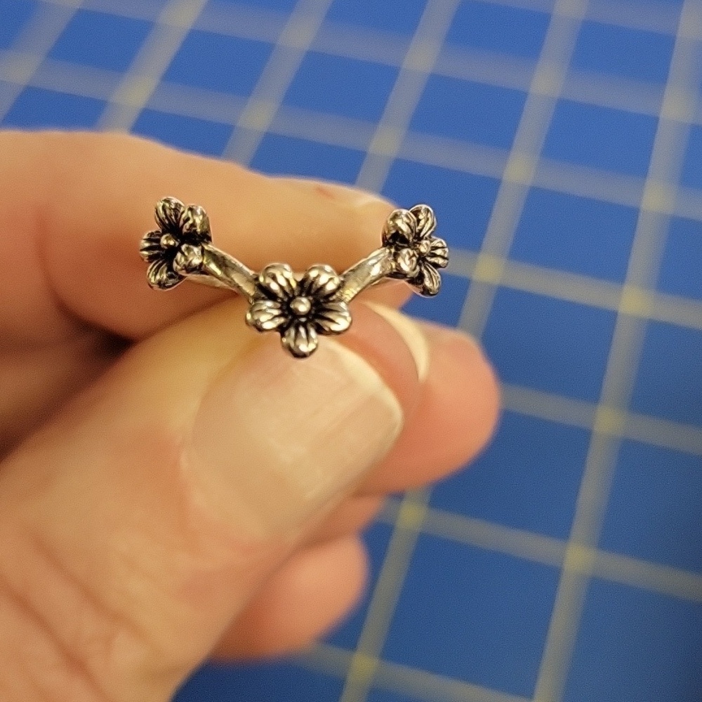 Flower Silver Tone Ring Size 5.5